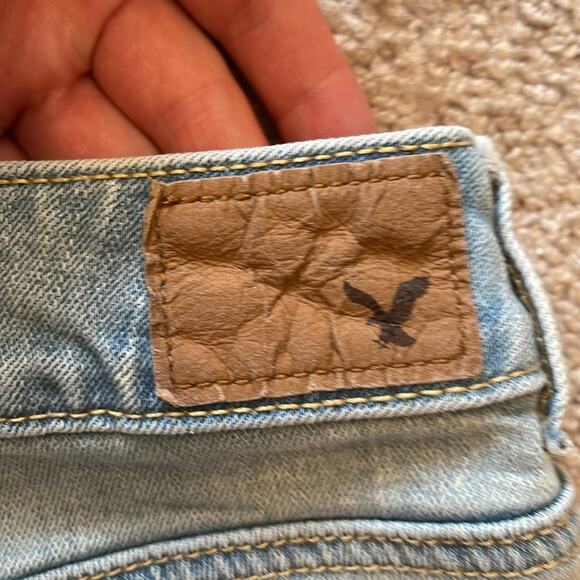 American Eagle Womens Jean Shorts Size 8 Distressed White Knit Design Light Wash - Picture 10 of 11